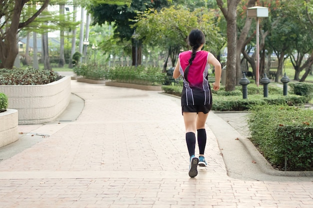 Corredor femenino corriendo en el parque