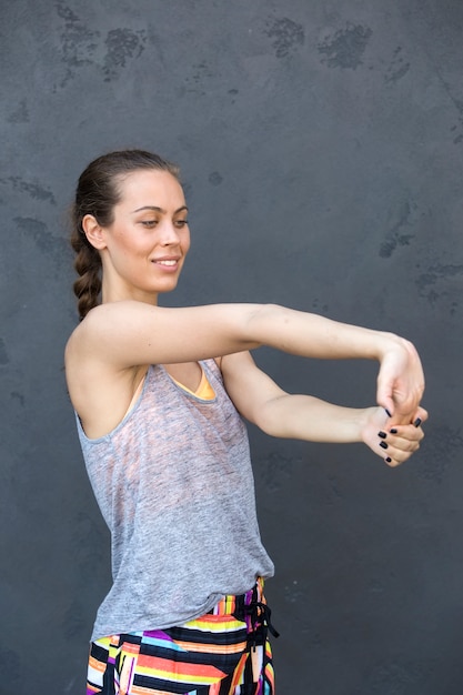 Foto corredor feminino fitness jovem, alongamento do corpo antes de executar em ambiente urbano