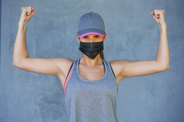 Corredor feminino usando máscara protetora durante a pandemia de coronavírus
