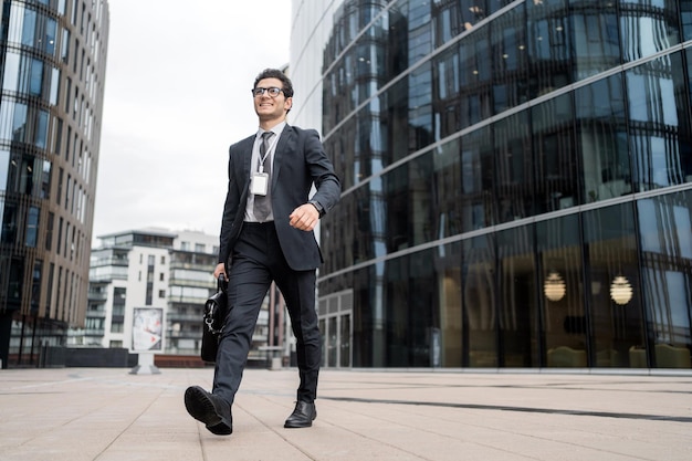 Corredor con gafas, un hombre con traje de negocios va a trabajar en la oficina