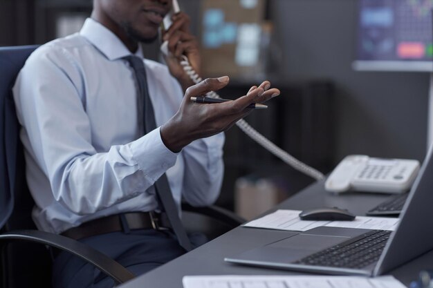 Corredor hablando por teléfono con el cliente