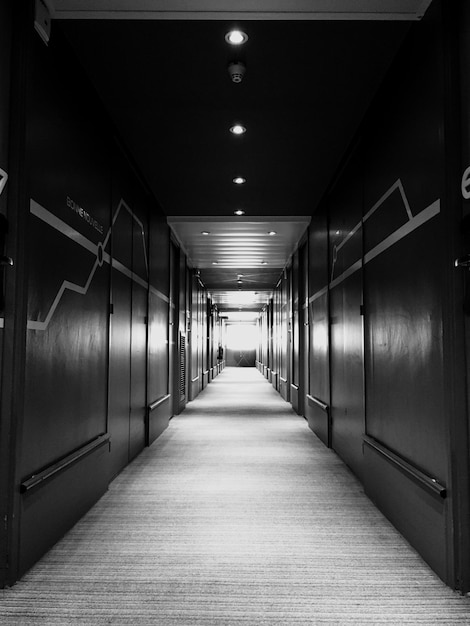 Corredor iluminado del edificio