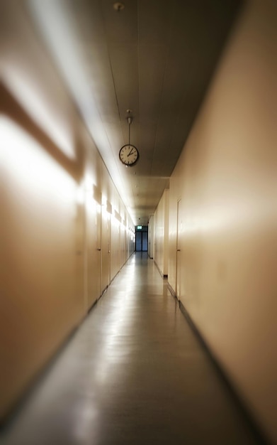Corredor iluminado vacío en el edificio