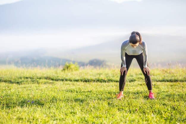 Corredor joven atleta cansado de respirar después de correr.