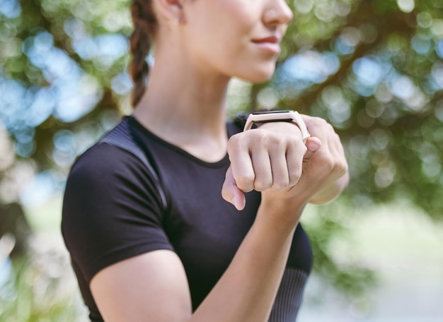 Corredor de manos o mujer estirando los brazos para hacer ejercicio o movimiento corporal en un relajante descanso de fitness Atleta de zoom de bienestar o niña sana en entrenamiento de ejercicio calentamiento para flexibilidad o movilidad en el parque