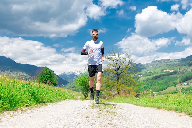 Corredor de maratón entrena en un camino de tierra de montaña