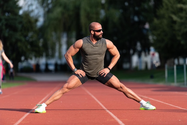 Corredor masculino estiramiento antes del entrenamiento.