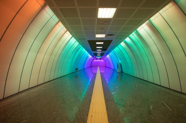 Foto corredor de metro multicolor