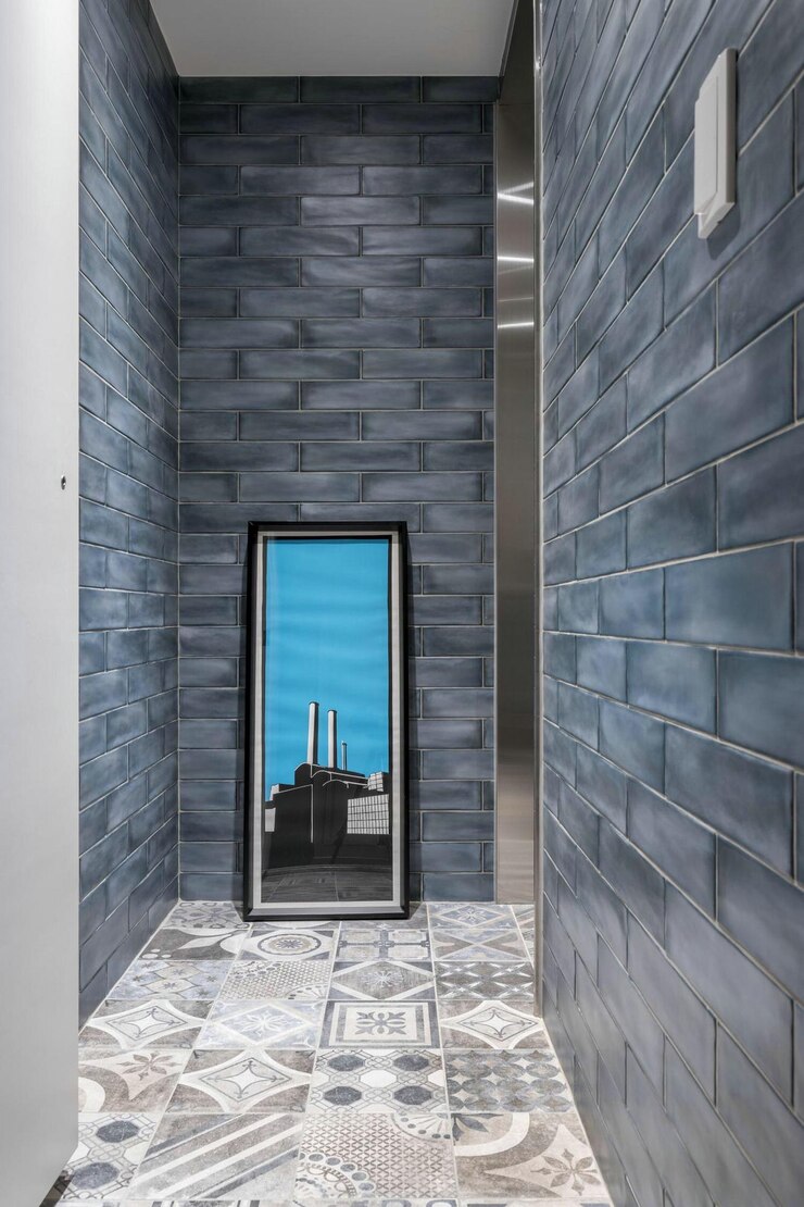 Foto corredor moderno com azulejos de tijolos azuis