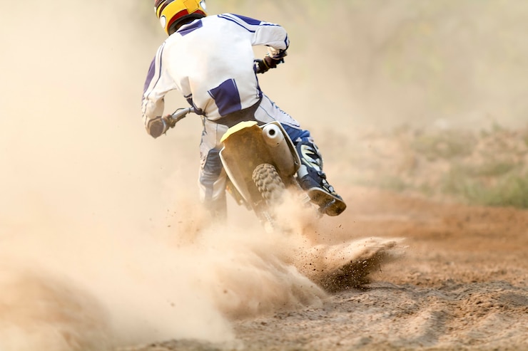 Foto corredor de motocross acelerando la velocidad en la pista