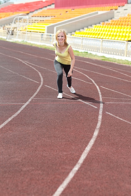 Corredor - mujer corriendo entrenamiento al aire libre