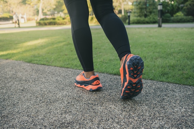 Corredor de mujer corriendo en el parque al aire libre