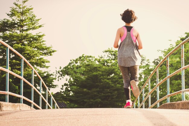 corredor de mujer joven de correr en el parque