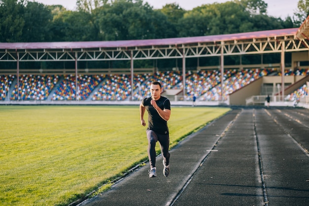 Corredor na pista em um estádio de esporte