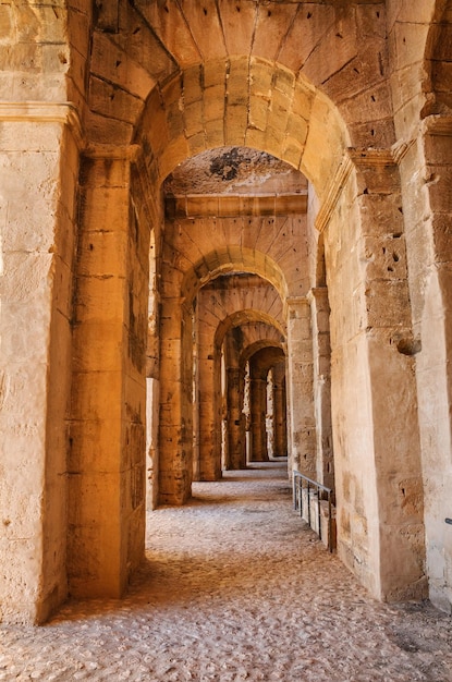 Corredor en ruinas del coliseo más grande del norte de África El JemTúnez UNESCO