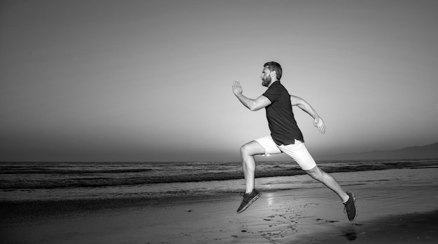 Corredor siente libertad apúrate a la resistencia y la resistencia velocista copia espacio deporte atleta corre rápido para ganar en el mar puesta de sol actividad de entrenamiento matutino hombre sano corriendo en la playa del amanecer