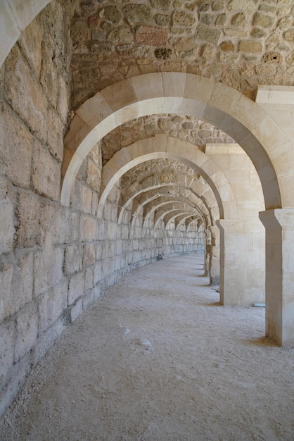 Foto corredor en el teatro de la ciudad antigua de aspendos en antalya turkiye