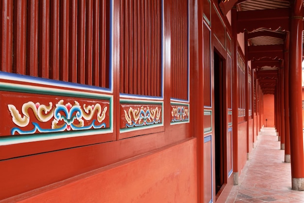 Corredor de un templo de Confucio con celosía de ventana roja y patrón de decoración