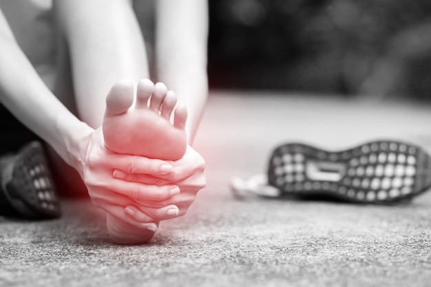 Corredor tocando tornozelo torcido ou quebrado doloroso Acidente de treinamento de atleta Corrida esportiva entorse causa lesão no joelho e dor nos ossos da perna