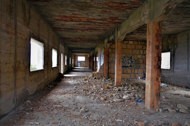 Foto corredor vacío en un edificio abandonado