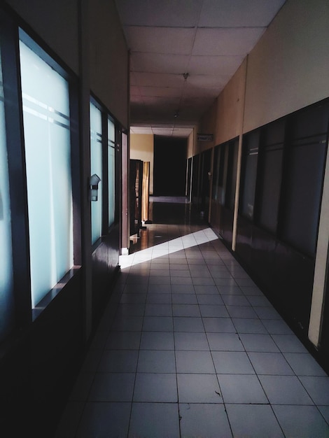 Corredor vacío del edificio