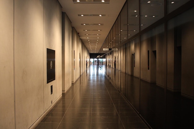 Corredor vacío del edificio