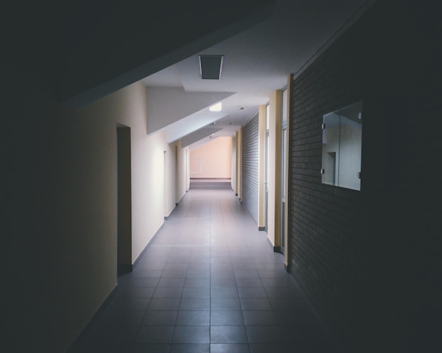 Corredor vacío del edificio
