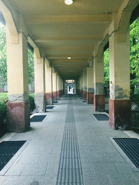 Corredor vacío del edificio