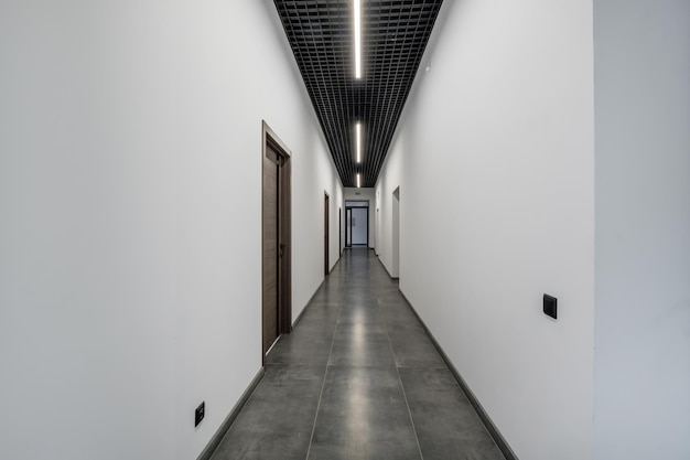 Corredor vazio branco longo no interior do hall de entrada do escritório ou clínica de apartamentos modernos