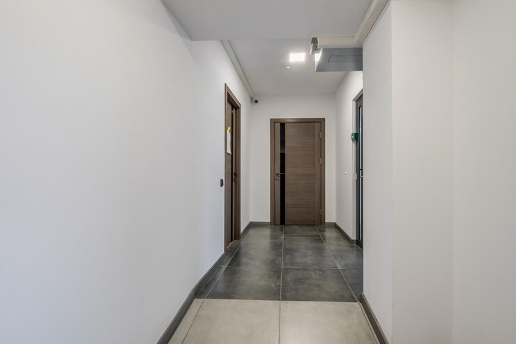 Foto corredor vazio branco longo no interior do hall de entrada do escritório ou clínica de apartamentos modernos