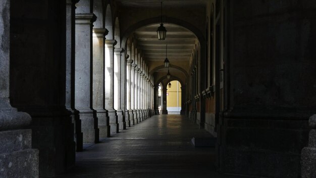 Foto corredor vazio de um edifício histórico