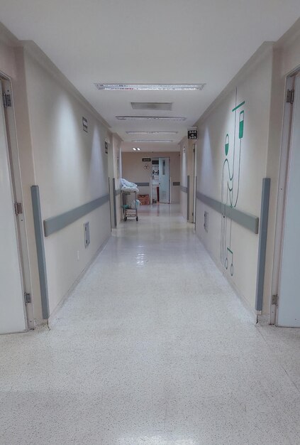 Foto corredor vazio de um hospital