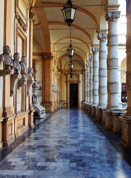 Foto corredor vazio em meio a estátuas e colunas na igreja