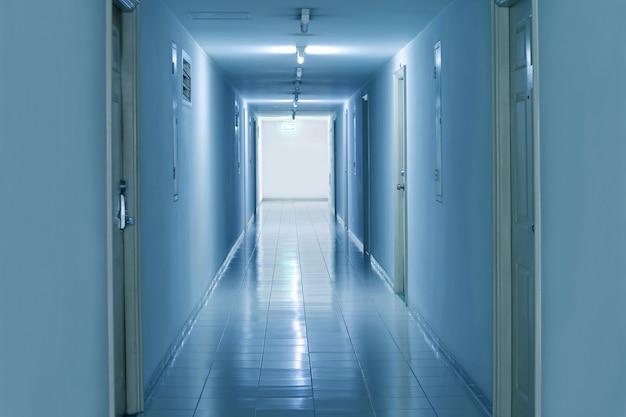 Foto corredor vazio no edifício moderno