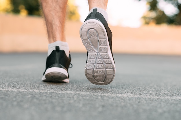 Corredor en zapatos para correr.