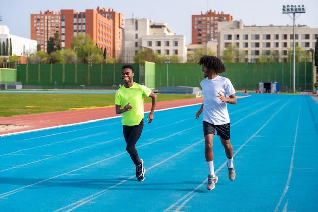 Corredores africanos a treinar numa pista de atletismo ao ar livre