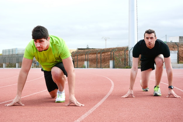 Foto corredores al inicio de la pista