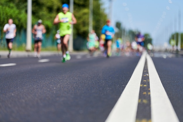 Corredores de maratona na cidade