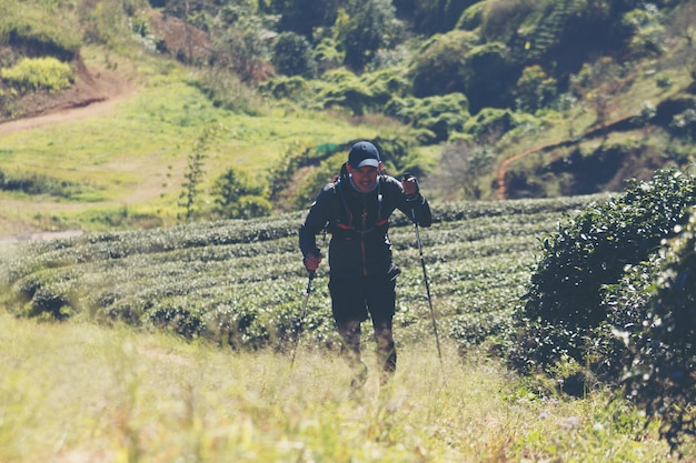 Corredores. Los jóvenes se arrastran por un sendero de montaña. Trail de aventura en un estilo de vida de montaña.