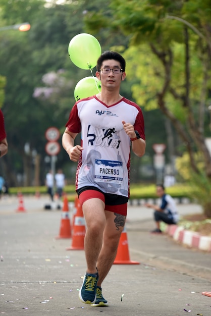 Los corredores de maratón aficionados vienen a competir en un evento de caridad que Songkhla, Tailandia