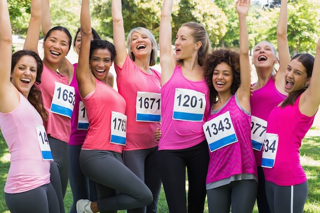 Foto corredores de maratón de cáncer de mama femenino animando