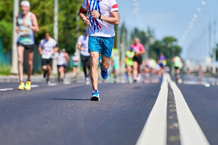 Corredores de maratón en la carretera de la ciudad