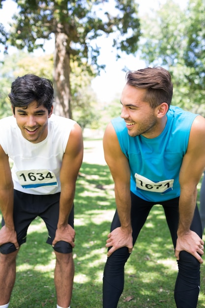 Foto corredores de maratón en el parque