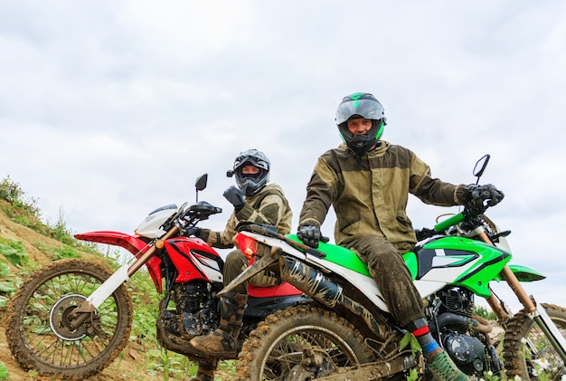 Corredores de motocross en el paisaje