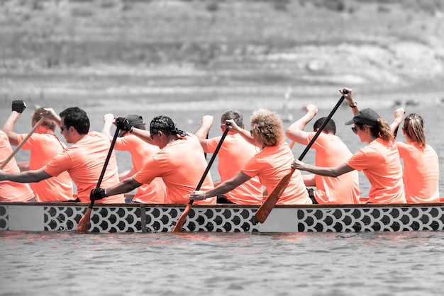 Los corredores participan en una regata de dragón