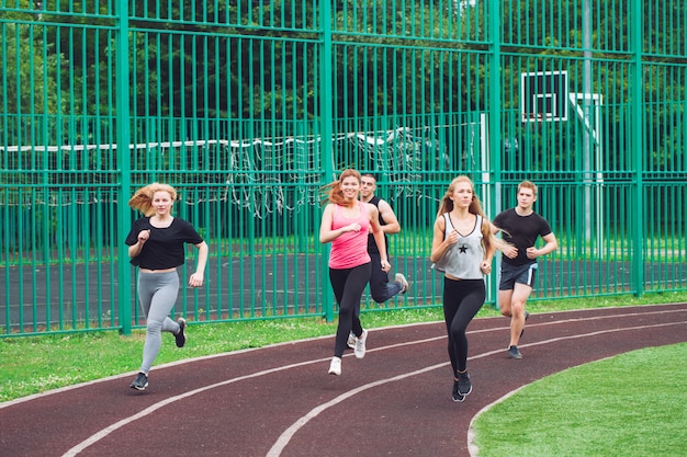 Corredores profissionais correndo em uma pista de corrida.