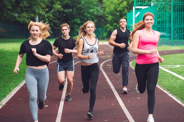 Corredores profissionais correndo em uma pista de corrida.