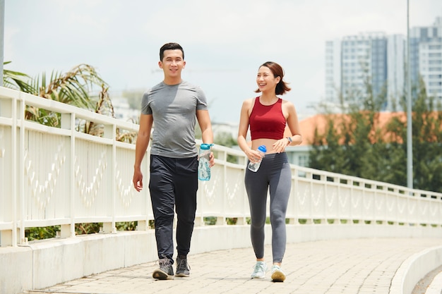 Corredores sorridentes com garrafas de água