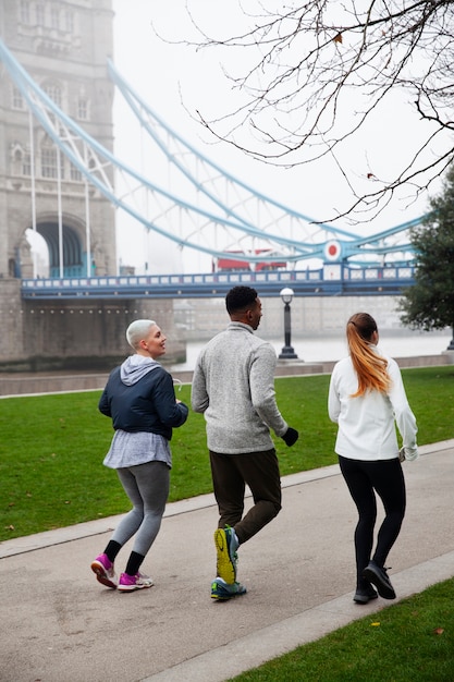 Foto corredores treinando para maratona