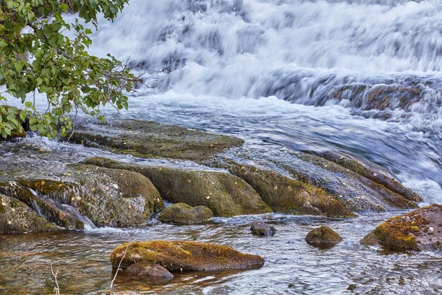 Córrego da montanha e cachoeira descendo sobre rochas e pedregulhos Linda paisagem natural Rio fresco natural flui entre árvores em um ambiente ecológico na Noruega Cenário em caminhadas de aventura